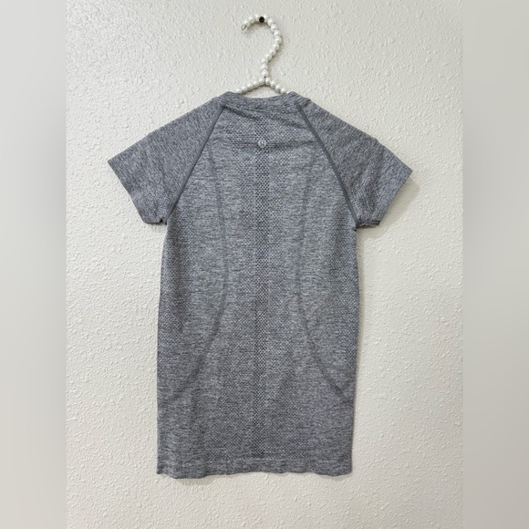 Lululemon Swiftly Tech 2.0 Short Sleeve Shirt Womens Sz 4 Gray Seamless Athletic - Picture 3 of 5